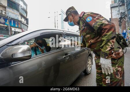 Während der landesweiten strengen Sperre zur Eindämmung der Coronavirus-Pandemie in Dhaka, Bangladesch, 7. Juli 2021, beschränken Armeemitarbeiter die Bewegung der Menschen. Stockfoto