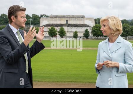 Nürnberg, Deutschland. Juli 2021. Der Nürnberger Oberbürgermeister Marcus König und die Nürnberger Kulturbürgermeisterin Julia Lehner (beide CSU) informieren vor dem Hintergrund der Zeppelin-Tribüne über geplante Umbaumaßnahmen auf dem ehemaligen Gelände der NSDAP auf dem südwestlichen Wall in Zeppelinfeld. Die mehrmillionenschwere Sanierung des ehemaligen Reichsparteitagsgeländes in Nürnberg wird lange dauern. Die Stadt will das Zeppelin-Feld und die Haupttribüne zu einem historischen Lernort entwickeln. Quelle: Daniel Karmann/dpa/Alamy Live News Stockfoto