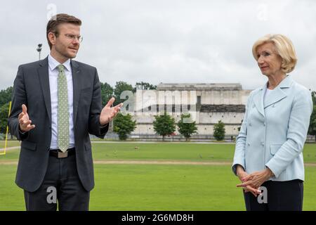 Nürnberg, Deutschland. Juli 2021. Der Nürnberger Oberbürgermeister Marcus König und die Nürnberger Kulturbürgermeisterin Julia Lehner (beide CSU) informieren vor dem Hintergrund der Zeppelin-Tribüne über geplante Umbaumaßnahmen auf dem ehemaligen Gelände der NSDAP auf dem südwestlichen Wall in Zeppelinfeld. Die mehrmillionenschwere Sanierung des ehemaligen Reichsparteitagsgeländes in Nürnberg wird lange dauern. Die Stadt will das Zeppelin-Feld und die Haupttribüne zu einem historischen Lernort entwickeln. Quelle: Daniel Karmann/dpa/Alamy Live News Stockfoto