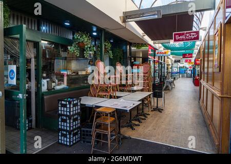 Geschlossene Cafés mit gestapelten Stühlen, in einer Arkade in Balmain, Sydney, Australien während einer Pandemie-Sperre Stockfoto