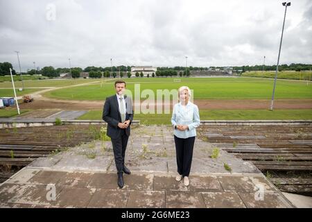 Nürnberg, Deutschland. Juli 2021. Der Nürnberger Oberbürgermeister Marcus König und die Nürnberger Kulturbürgermeisterin Julia Lehner (beide CSU) informieren vor dem Hintergrund der Zeppelin-Tribüne über geplante Umbaumaßnahmen auf dem ehemaligen Gelände der NSDAP auf dem südwestlichen Wall in Zeppelinfeld. Die mehrmillionenschwere Sanierung des ehemaligen Reichsparteitagsgeländes in Nürnberg wird lange dauern. Die Stadt will das Zeppelin-Feld und die Haupttribüne zu einem historischen Lernort entwickeln. Quelle: Daniel Karmann/dpa/Alamy Live News Stockfoto