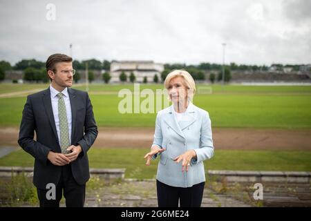 Nürnberg, Deutschland. Juli 2021. Der Nürnberger Oberbürgermeister Marcus König und die Nürnberger Kulturbürgermeisterin Julia Lehner (beide CSU) informieren vor dem Hintergrund der Zeppelin-Tribüne über geplante Umbaumaßnahmen auf dem ehemaligen Gelände der NSDAP auf dem südwestlichen Wall in Zeppelinfeld. Die mehrmillionenschwere Sanierung des ehemaligen Reichsparteitagsgeländes in Nürnberg wird lange dauern. Die Stadt will das Zeppelin-Feld und die Haupttribüne zu einem historischen Lernort entwickeln. Quelle: Daniel Karmann/dpa/Alamy Live News Stockfoto