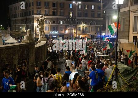 Rom, Italien. Juli 2021. (7/7/2021) Italienische Fans feiern den Sieg der italienischen Nationalmannschaft nach dem Halbfinale der Europameisterschaft auf der Piazza del Popolo in Rom, Italien (Foto: Matteo Nardone/Pacific Press/Sipa USA) Credit: SIPA USA/Alamy Live News Stockfoto