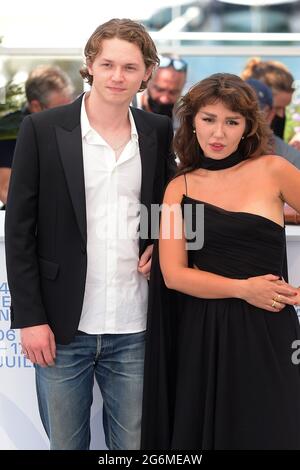 Cannes, Frankreich. Juli 2021. 74. Filmfestspiele von Cannes 2021, Fotocall Film : ‘Val' - im Bild: Jack Kilmer, Mercedes Kilmer, Val Kilmers Söhne Kredit: Unabhängige Fotoagentur/Alamy Live News Stockfoto