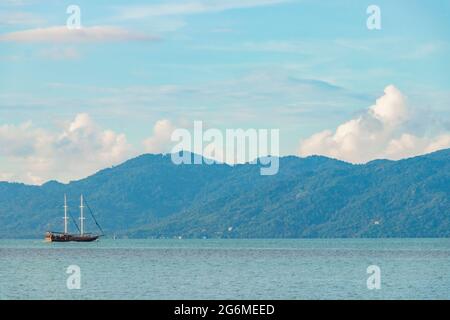 Bo Phut Strandpanorama mit Schiff auf Koh Samui Insel mit Blick auf Koh Pha-ngan in Thailand. Stockfoto