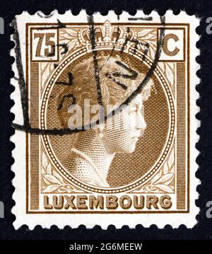 LUXEMBURG - UM 1927: Eine in Luxemburg gedruckte Briefmarke zeigt Charlotte, Großherzogin von Luxemburg, Regierungszeit von 1919 bis 1964, um 1927 Stockfoto