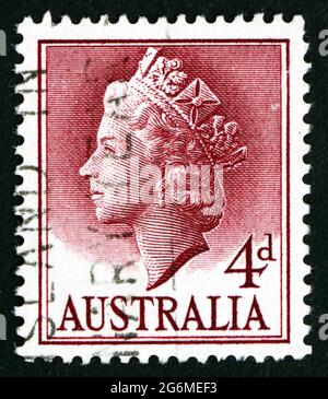 AUSTRALIEN - UM 1957: Eine in Australien gedruckte Briefmarke zeigt Queen Elizabeth II., Portrait, um 1957 Stockfoto