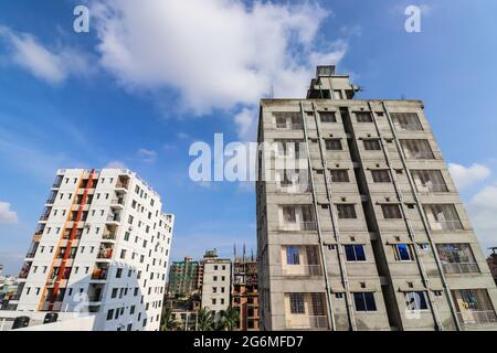 Dhaka, die Hauptstadt von Bangladesch, ist voller Gebäude. Aufgrund der dicht besiedelten Stadt ist jedes Gebäude hier sehr nah gebaut Stockfoto