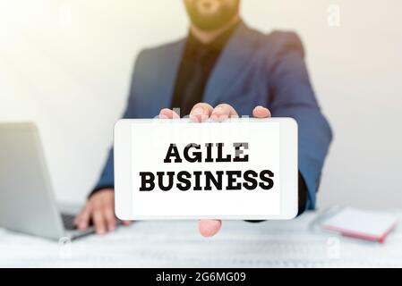 Konzeptunterschrift Agile Business. Ein Wort zur Fähigkeit, sich schnell an die Märkte anzupassen, steht im Trend Tech Guru, der neu entwickelte Geräte verkauft Stockfoto