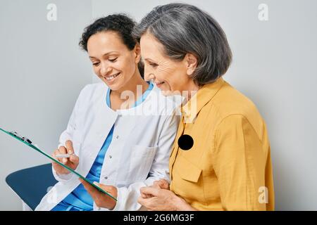 Hausarztberatung für ältere Patienten Stockfoto
