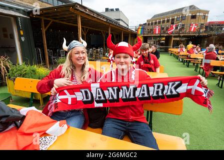 London, Großbritannien. 7. Juli 2021. Dänische Fußballfans treffen sich in Essig Yard, Bermondsey, vor dem Halbfinale der Euro 2020 zwischen England und Dänemark im Wembley Stadium. Kredit: Stephen Chung / Alamy Live Nachrichten Stockfoto