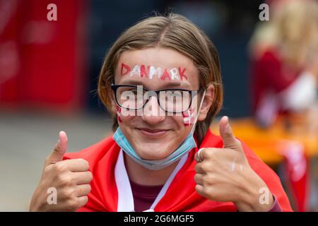 London, Großbritannien. 7. Juli 2021. Dänische Fußballfans treffen sich in Essig Yard, Bermondsey, vor dem Halbfinale der Euro 2020 zwischen England und Dänemark im Wembley Stadium. Kredit: Stephen Chung / Alamy Live Nachrichten Stockfoto