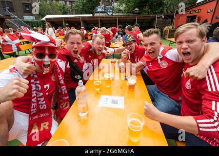 London, Großbritannien. 7. Juli 2021. Dänische Fußballfans treffen sich in Essig Yard, Bermondsey, vor dem Halbfinale der Euro 2020 zwischen England und Dänemark im Wembley Stadium. Kredit: Stephen Chung / Alamy Live Nachrichten Stockfoto