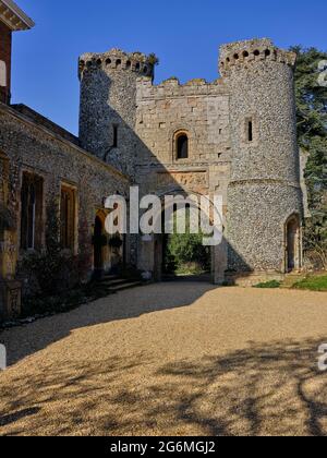 Benington Lordship ist ein georgianisches Herrenhaus aus dem 18. Jahrhundert mit neo-normannischen Anbauten, darunter eine normannische motte und ein bailey-Schloss. Stockfoto