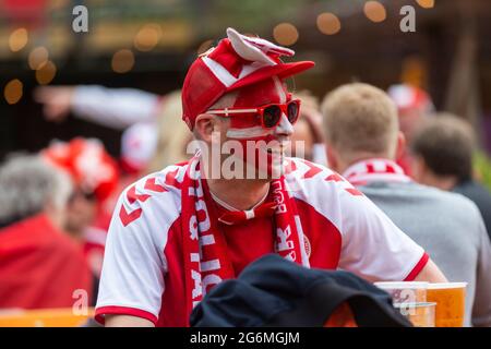 London, Großbritannien. 7. Juli 2021. Dänische Fußballfans treffen sich in Essig Yard, Bermondsey, vor dem Halbfinale der Euro 2020 zwischen England und Dänemark im Wembley Stadium. Kredit: Stephen Chung / Alamy Live Nachrichten Stockfoto