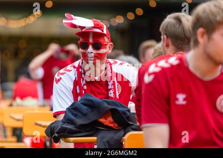 London, Großbritannien. 7. Juli 2021. Dänische Fußballfans treffen sich in Essig Yard, Bermondsey, vor dem Halbfinale der Euro 2020 zwischen England und Dänemark im Wembley Stadium. Kredit: Stephen Chung / Alamy Live Nachrichten Stockfoto