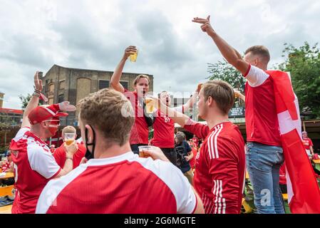 London, Großbritannien. 7. Juli 2021. Dänische Fußballfans treffen sich in Essig Yard, Bermondsey, vor dem Halbfinale der Euro 2020 zwischen England und Dänemark im Wembley Stadium. Kredit: Stephen Chung / Alamy Live Nachrichten Stockfoto