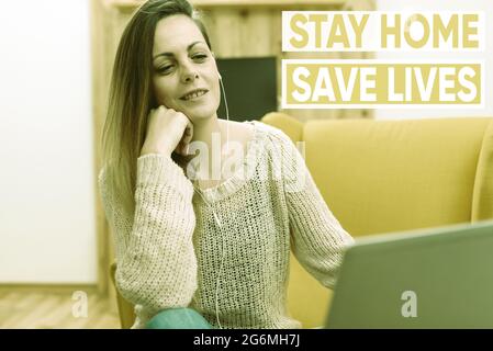 Inspiration zeigt Schild Stay Home Save Lives. Das Geschäftskonzept verringert die Anzahl der infizierten Patienten, indem es das Haus beim Browsen und Chatten nicht verlässt Stockfoto