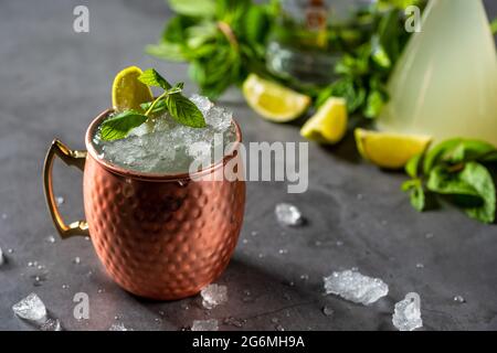 Moscow Mule cocktail in Kupfer-Cup mit Limette, Ingwer Bier, Wodka und Minze garnieren Stockfoto