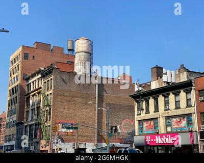 New York, NY, USA - 6. Juli 2021: Die seltsame Welt der Dächer in New York City Stockfoto