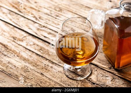 Cognac-Drink auf Holztisch Stockfoto