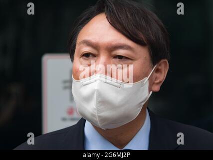 Der ehemalige südkoreanische Generalbundesanwalt Yoon Seok-Youl, der seine Absicht angekündigt hat, bei den Präsidentschaftswahlen im nächsten Jahr als Oppositionskandidat kandidieren zu wollen, nimmt an einer Pressekonferenz während seines Besuchs an der Seoul National University Teil. Der südkoreanische Präsident Moon Jae-in wählte Yoon im Juli 2019 zur Führung des nationalen Strafverfolgungsdienstes aus, doch Yoon kam später wegen einer Reform der Strafverfolgung, die eines der wichtigsten Versprechen von Moon bei den Präsidentschaftswahlen war, mit den Justizministern der Regierung von Präsident Moon in Verbindung. Yoon trat Anfang März 2021 als Generalanwalt zurück. Yoon ist einer der führenden Kandidaten f Stockfoto