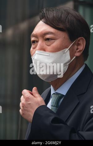 Der ehemalige südkoreanische Generalbundesanwalt Yoon Seok-Youl, der seine Absicht angekündigt hat, bei den Präsidentschaftswahlen im nächsten Jahr als Oppositionskandidat kandidieren zu wollen, nimmt an einer Pressekonferenz während seines Besuchs an der Seoul National University Teil. Der südkoreanische Präsident Moon Jae-in wählte Yoon im Juli 2019 zur Führung des nationalen Strafverfolgungsdienstes aus, doch Yoon kam später wegen einer Reform der Strafverfolgung, die eines der wichtigsten Versprechen von Moon bei den Präsidentschaftswahlen war, mit den Justizministern der Regierung von Präsident Moon in Verbindung. Yoon trat Anfang März 2021 als Generalanwalt zurück. Yoon ist einer der führenden Kandidaten f Stockfoto