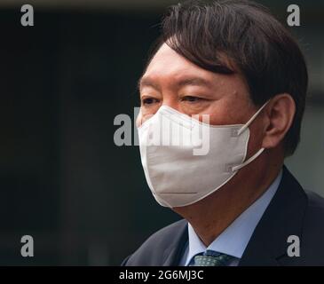 Der ehemalige südkoreanische Generalbundesanwalt Yoon Seok-Youl, der seine Absicht angekündigt hat, bei den Präsidentschaftswahlen im nächsten Jahr als Oppositionskandidat kandidieren zu wollen, nimmt an einer Pressekonferenz während seines Besuchs an der Seoul National University Teil. Der südkoreanische Präsident Moon Jae-in wählte Yoon im Juli 2019 zur Führung des nationalen Strafverfolgungsdienstes aus, doch Yoon kam später wegen einer Reform der Strafverfolgung, die eines der wichtigsten Versprechen von Moon bei den Präsidentschaftswahlen war, mit den Justizministern der Regierung von Präsident Moon in Verbindung. Yoon trat Anfang März 2021 als Generalanwalt zurück. Yoon ist einer der führenden Kandidaten f Stockfoto