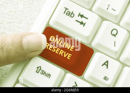 Schreiben mit dem angezeigten Text Online Reserve. Business Idea ermöglicht es den Kunden zu buchen, indem sie die Verfügbarkeit prüfen Online-Nachrichten bearbeiten und veröffentlichen Stockfoto