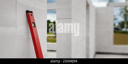 Haus im Bau mit autoklaviertem Porenbeton. Banner Stockfoto