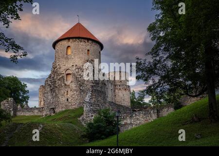 Cesis mittelalterliche Burg bei Sonnenuntergang. Lettland Stockfoto