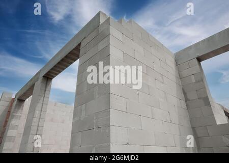 Haus im Bau mit autoklavierten belüftelten Betonblöcken Stockfoto