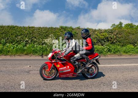 Ducati mit Rennaufklebern auf dem Weg zur Capesthorne Hall Classic May Bike Show, Cheshire, Großbritannien Stockfoto