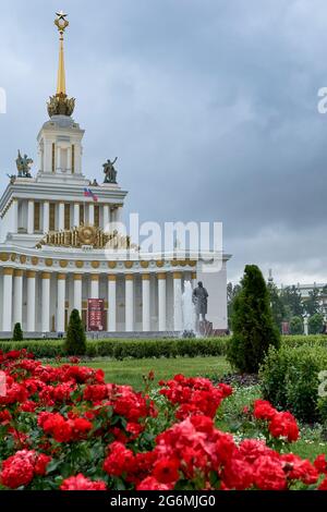 Moskau, Russland. Juni 2021. Ein Blumenbeet mit frischen Blumen vor dem Denkmal für den Führer des Weltproletariats Wladimir Lenin auf der Ausstellung der Errungenschaften der Volkswirtschaft. Kredit: SOPA Images Limited/Alamy Live Nachrichten Stockfoto