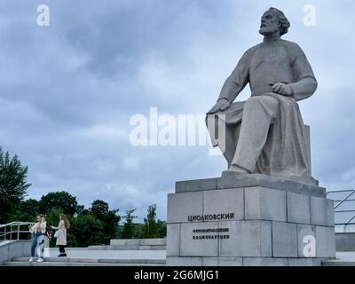 Moskau, Russland. Juni 2021. Ein Denkmal für den Gründer des Kosmonauten Konstantin Tsiolkovsky ist zu sehen, an der linken Seite drehen sich junge Mädchen für soziale Netzwerke. Kredit: SOPA Images Limited/Alamy Live Nachrichten Stockfoto