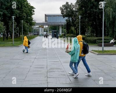 Moskau, Russland. Juni 2021. Menschen, die Kapuzen tragen, können bei bewölktem Wetter in Moskau spazieren gehen. Kredit: SOPA Images Limited/Alamy Live Nachrichten Stockfoto