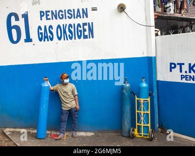 Jakarta, Indonesien. Juli 2021. Ein Mann wartet vor einem Sauerstofffüllzentrum, um seine leeren Flaschen aufzufüllen, da die Nachfrage nach dem Gas aufgrund von Spitzen bei Coronavirus-Fällen steigt. Der Anstieg der schrecklichen Coronavirus-Fälle hat in Indonesien zu Sauerstoffmangel geführt, wie der Sauerstofflieferant am Dienstag mitteilte. (Foto von Agung Fatma Putra/SOPA Images/Sipa USA) Quelle: SIPA USA/Alamy Live News Stockfoto