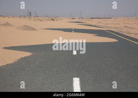 Sand bedeckt die Straße in Dubai, VAE. Stockfoto