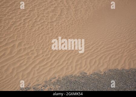 Sand bedeckt die Straße in Dubai, VAE. Stockfoto