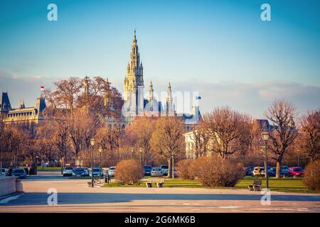 Blick auf das Rathaus in Wien, Österreich Stockfoto