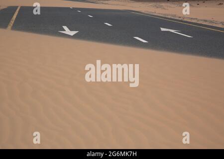 Sand bedeckt die Straße in Dubai, VAE. Stockfoto