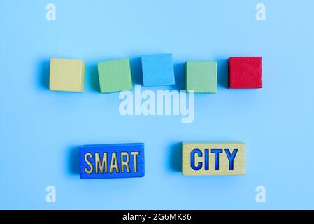 Textunterschrift mit Smart City. Business-Schaufenster ein urbanes Gebiet, das Kommunikationstechnologien verwendet, um Daten zu sammeln Stack of Sample Cube Stockfoto