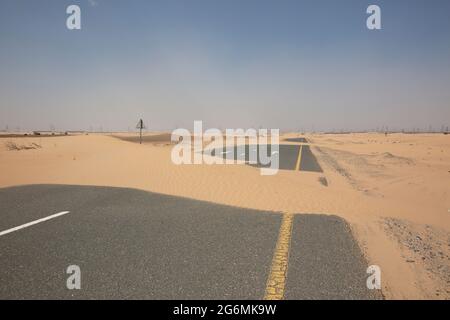 Sand bedeckt die Straße in Dubai, VAE. Stockfoto