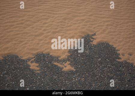 Sand bedeckt die Straße in Dubai, VAE. Stockfoto