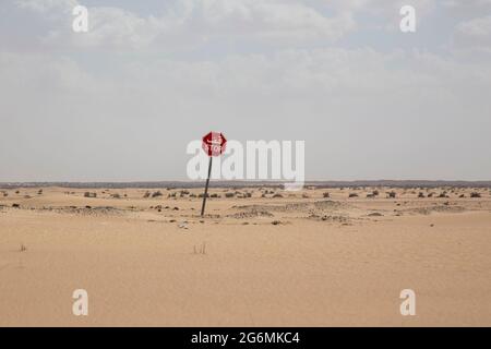 Ein Stoppschild in der Wüste von Dubai, VAE. Stockfoto