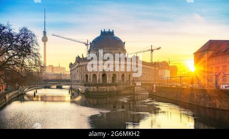 Museumsinsel auf Spree und Fernsehturm im Hintergrund bei Sonnenaufgang, Berlin, Deutschland Stockfoto