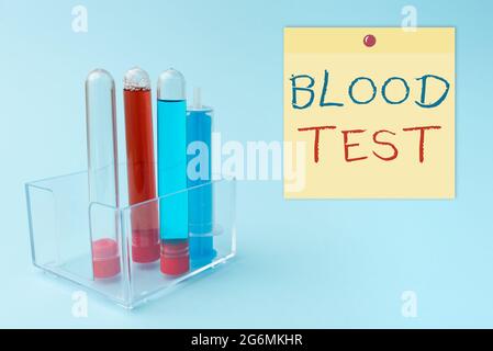 Text mit Text Bluttest wird geschrieben. Wort geschrieben über extrahierte Blutprobe aus einem Organismus, um eine Laboranalyse mit medizinischen Proben durchzuführen Stockfoto