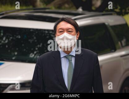 Seoul, Südkorea, 05/07/2021, der ehemalige südkoreanische Generalbundesanwalt Yoon Seok-Youl, der angekündigt hat, bei den Präsidentschaftswahlen im nächsten Jahr als Oppositionskandidat kandidieren zu wollen, kommt zur Pressekonferenz an die Seoul National University. Der südkoreanische Präsident Moon Jae-in wählte Yoon im Juli 2019 zur Führung des nationalen Strafverfolgungsdienstes aus, doch Yoon kam später wegen einer Reform der Strafverfolgung, die eines der wichtigsten Versprechen von Moon bei den Präsidentschaftswahlen war, mit den Justizministern der Regierung von Präsident Moon in Verbindung. Yoon trat Anfang März 2021 als Generalanwalt zurück. Yoon ist einer von le Stockfoto