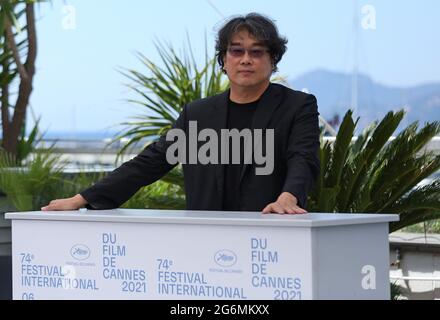 Cannes, Frankreich. Juli 2021. Bong Joon-Ho kommt am Mittwoch, den 7. Juli 2021, zu einer Fotoschau während der 74. Internationalen Filmfestspiele von Cannes in Cannes, Frankreich. Foto von David Silpa/UPI Credit: UPI/Alamy Live News Stockfoto