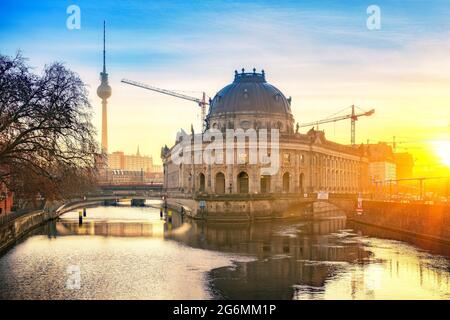 Museumsinsel auf Spree und Fernsehturm im Hintergrund bei Sonnenaufgang, Berlin, Deutschland Stockfoto